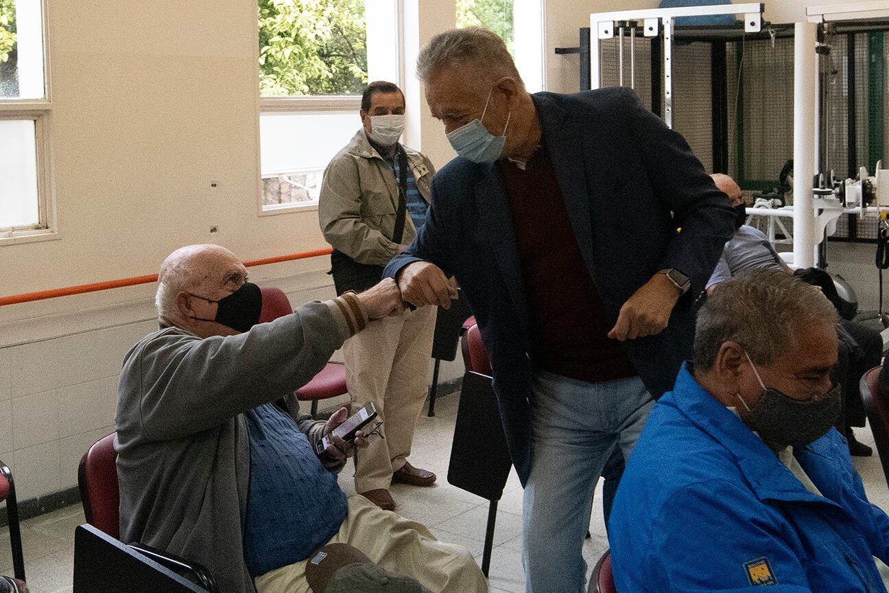 “Esta campaña de vacunación nos da más seguridad, esperanza y optimismo”, dijo el gobernador al finalizar el recorrido.