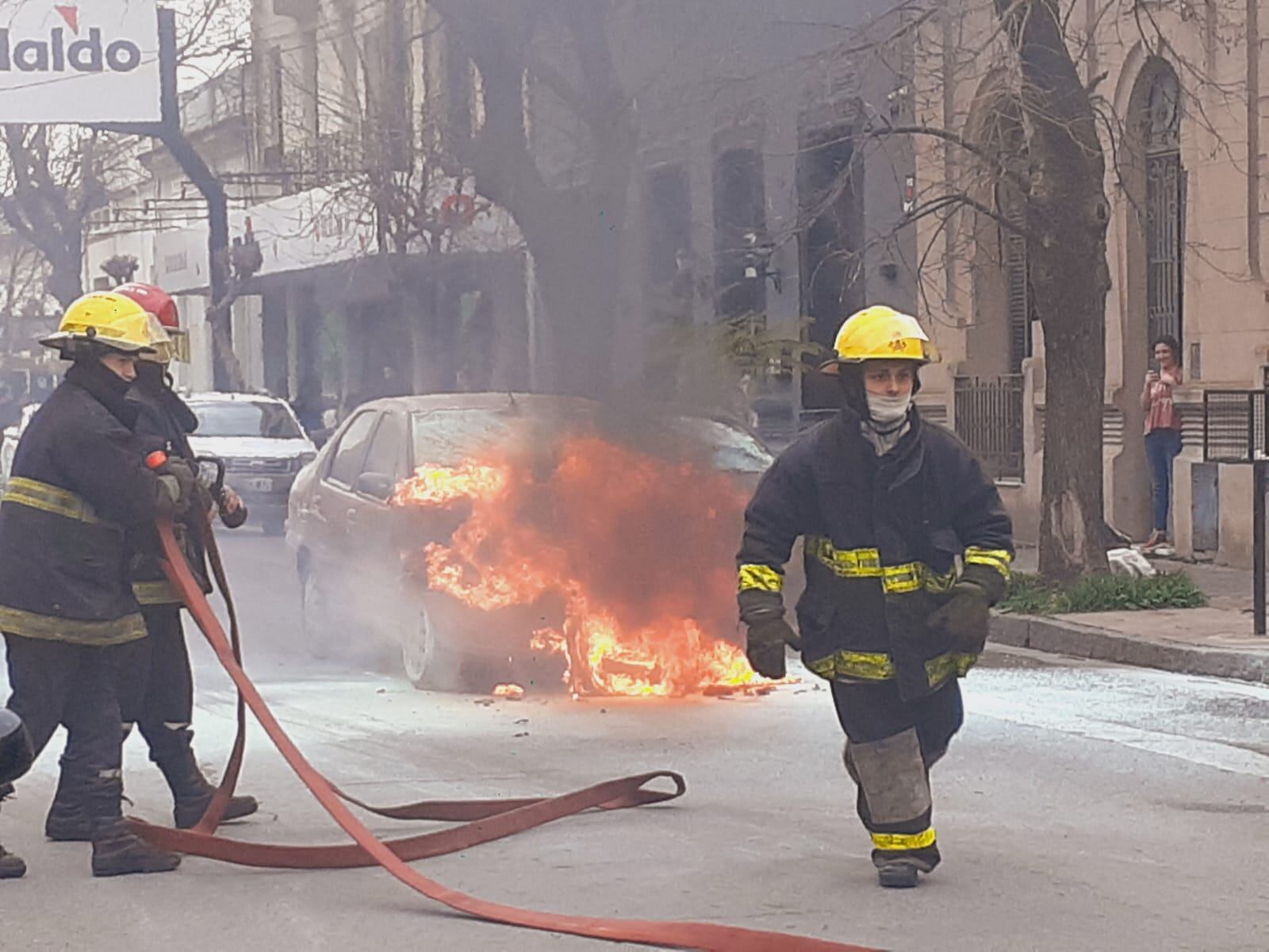 Se incendió un vehículo en calle 1810 entre Moreno y Sarmiento