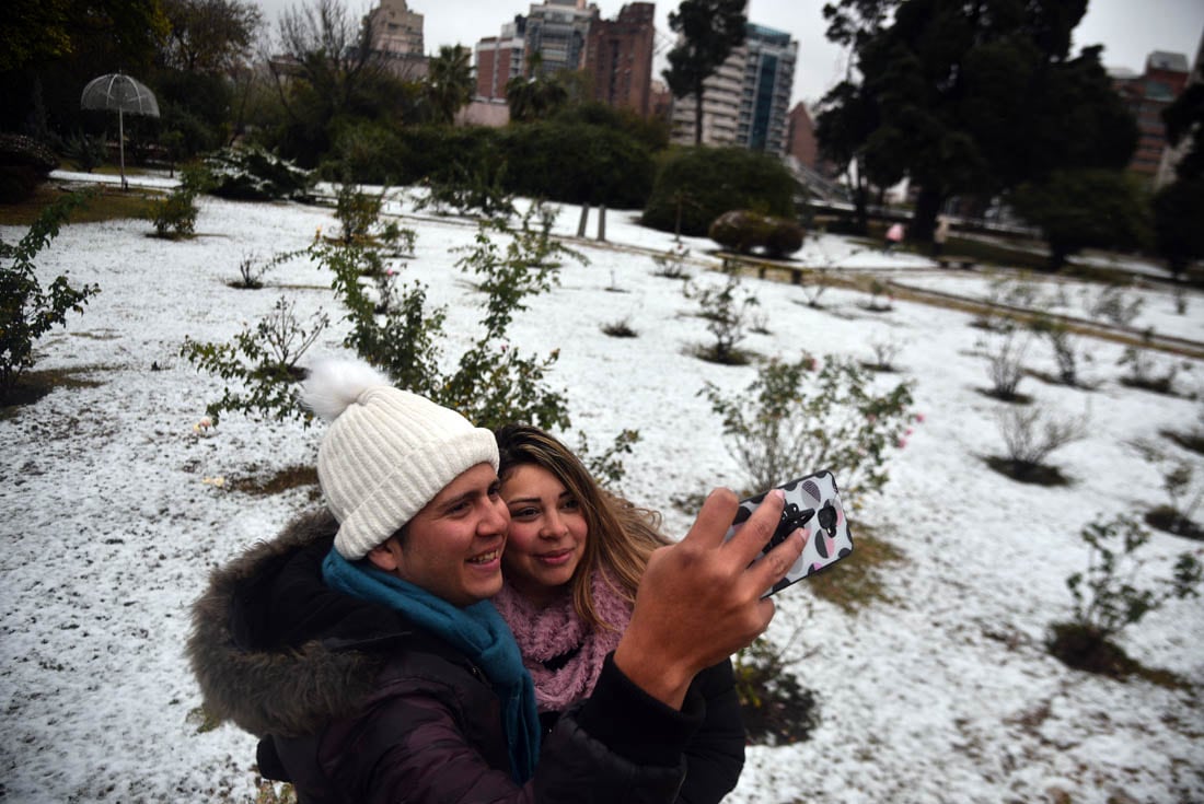 José Manuel y Susana son venezolanos y hace tres años que viven en Córdoba. Abrieron el Rosedal del Parque Sarmiento para que la gente pueda llevarse una foto de recuerdo. (Pedro Castillo/ La Voz)