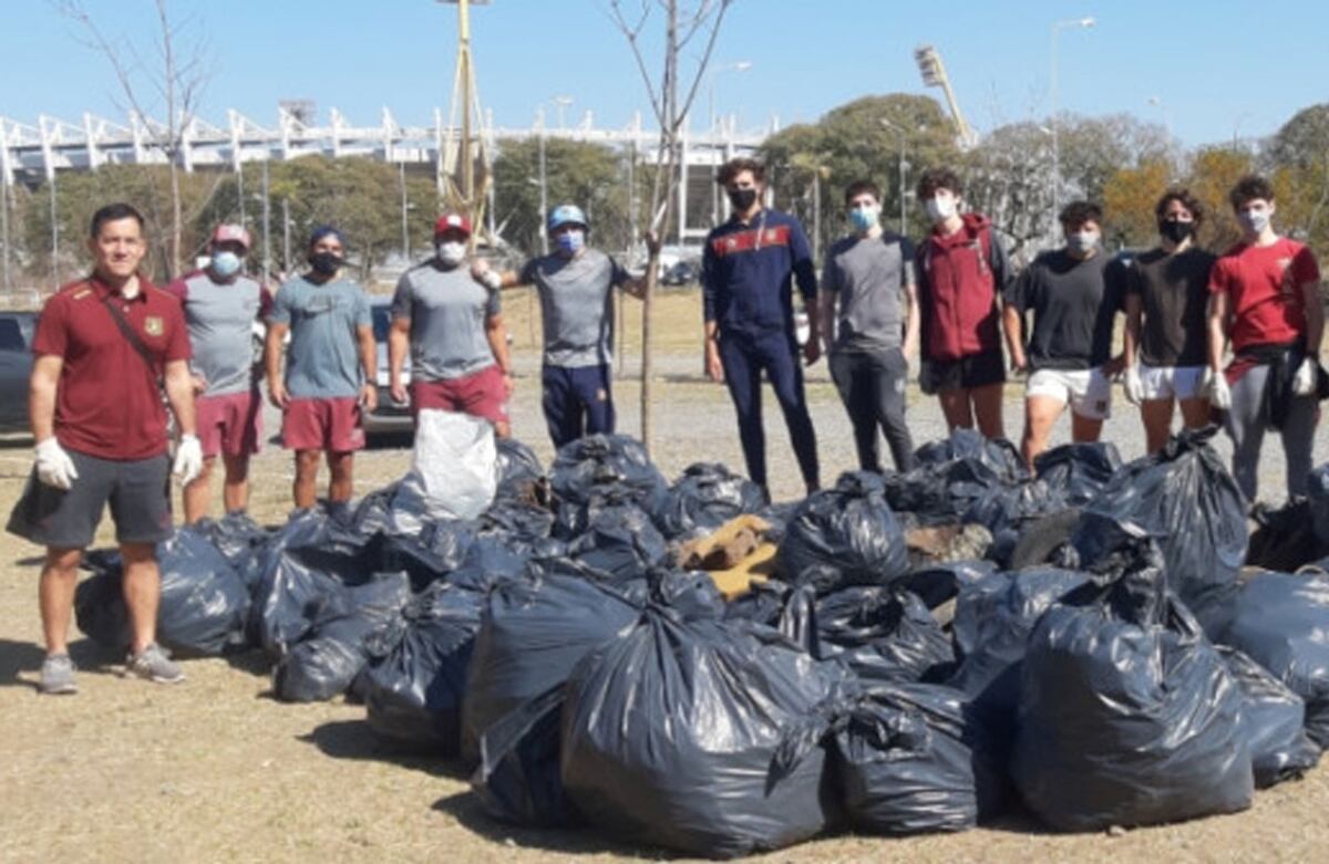 Casi 100 jóvenes se reunieron a limpiar las márgenes del río Suquía en el Parque del Kempes