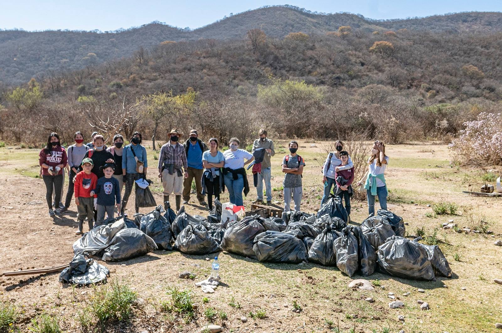 Alrededor de 20 personas ayudaron a limpiar el espacio durante el sábado pasado.