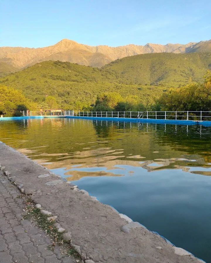 La pileta cuenta con agua de arroyo y se ubica a la vera de las sierras.