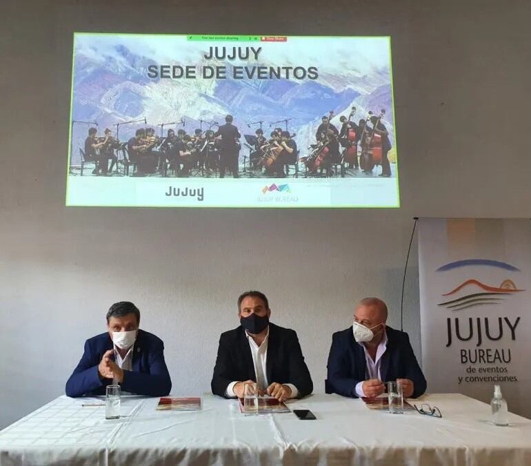 Rodolfo Tecchi, Sergio Valdecantos y José Ortiz, al momento de anunciar el acuerdo orientado a potenciar el turismo de convenciones en Jujuy.