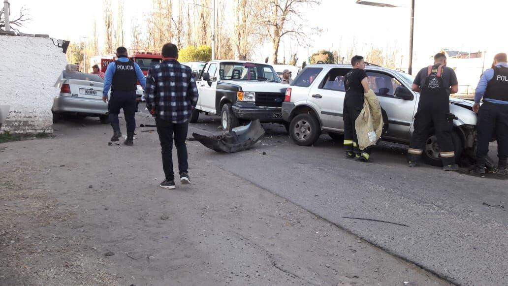 En triple choque ocurrio en la esquina de Ejército de Los Andes y La Bodega en Rama Caída. 