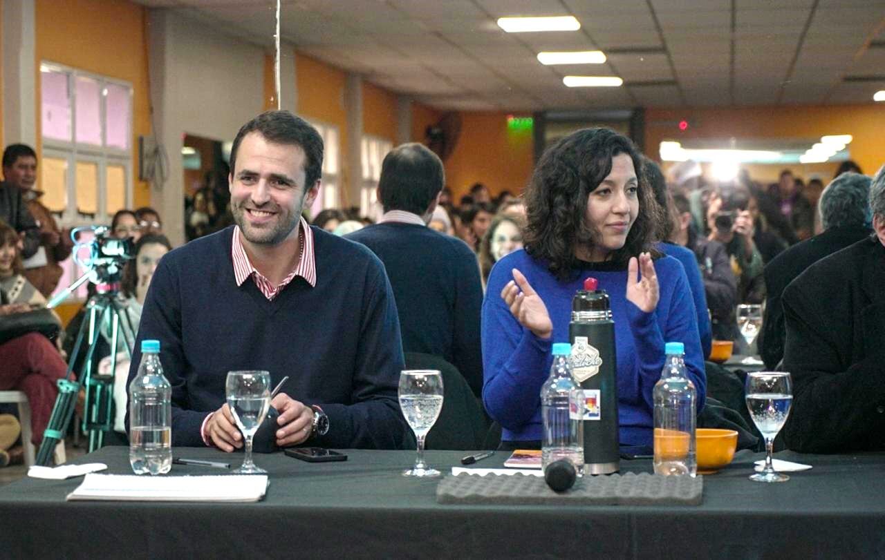 Los diputados nacionales de Unión por la Patria Emiliano Estrada y Leila Chaher dialogaron durante tres horas sobre la Ley Bases, la economía y el RIGI.