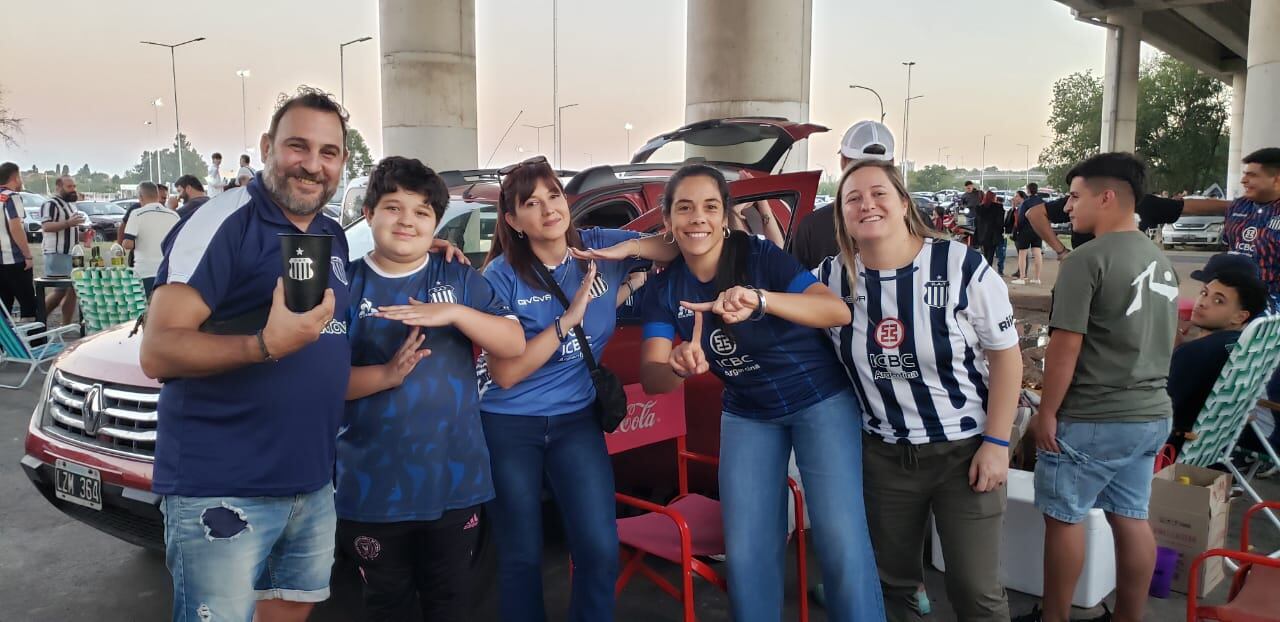 La previa en las afueras del estadio Mario Alberto Kempes.