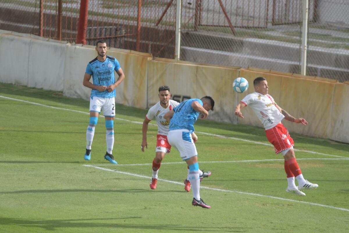 Belgrano, con nueve, lo perdió sobre el final ante Barracas Central en Buenos Aires