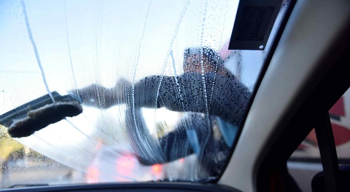 Se hizo pasar por naranjita en Córdoba y repartió un regalo especial a los conductores: “Me llenó el corazón”