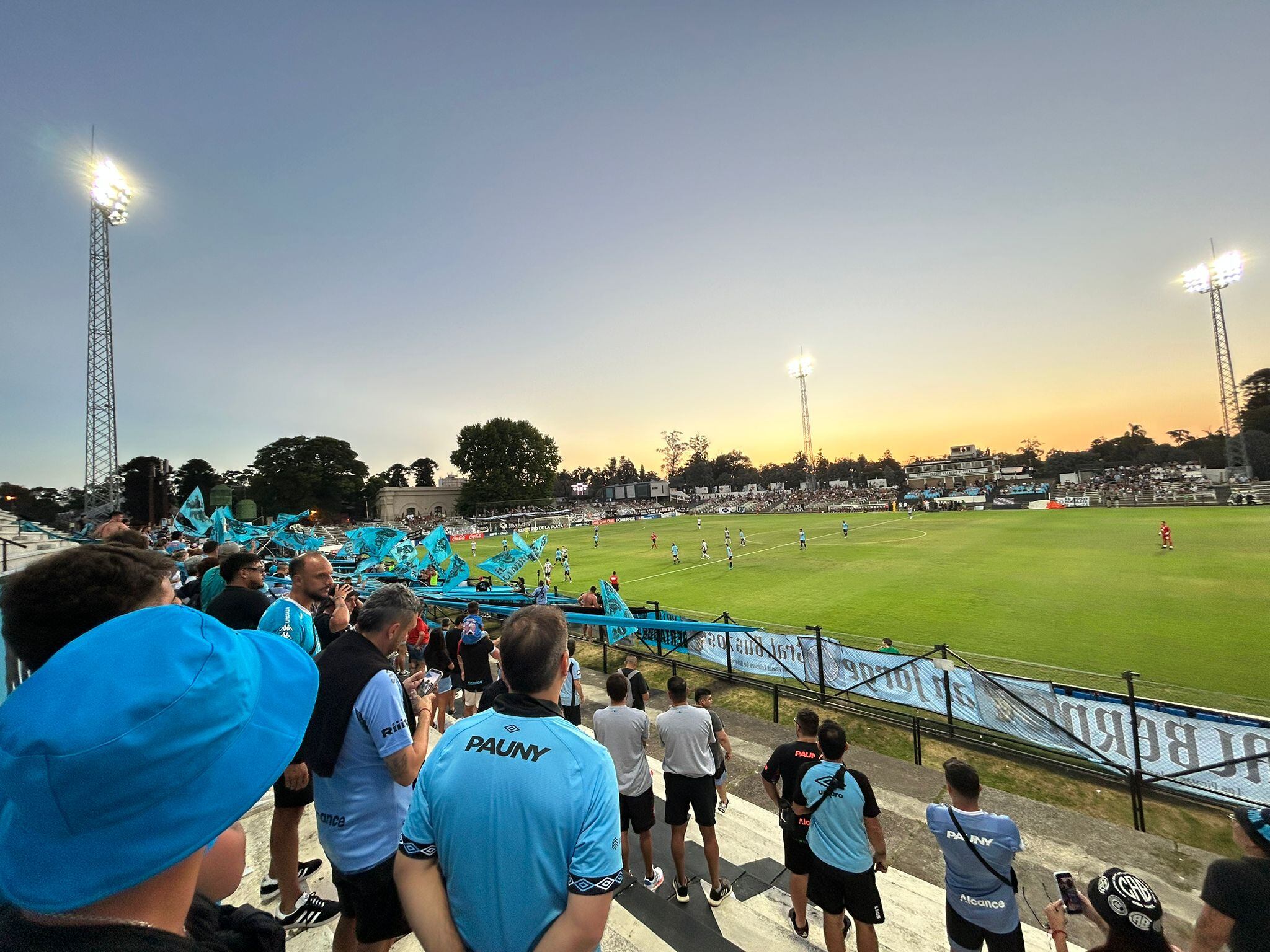 El apoyo de la gente de Belgrano en el estadio Parque Vieira de Montevideo, en Uruguay. (Gentileza)