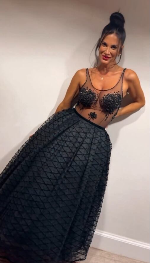 Silvina Escudero posó con un look total black con transparencias ultra sensual