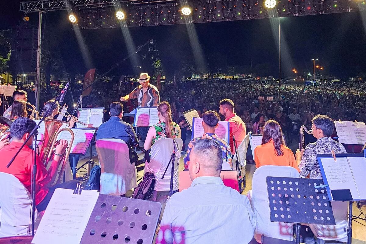 Éxito total la presentación de la Banda Sinfónica Municipal de Arroyito con el tributo a Los Palmeras