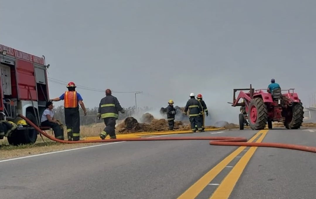 Bomberos sofocaron un Incendio de rollos de alfalfa en Arroyito