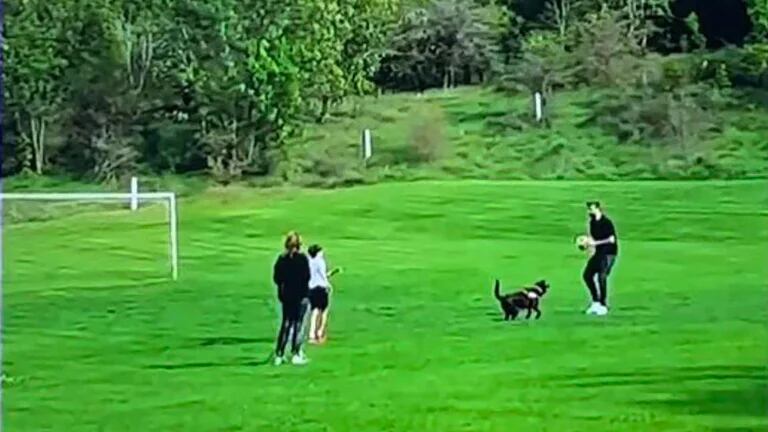 Gerard piqué junto a sus hijos y a su nueva novia.