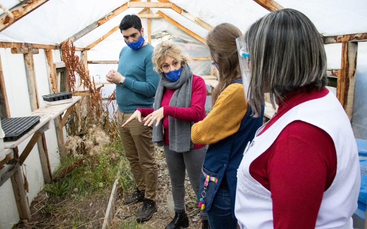 Juntos visitaron la "Huerta Escolar". Allí las docentes explicaron la importancia que representa ese espacio.
