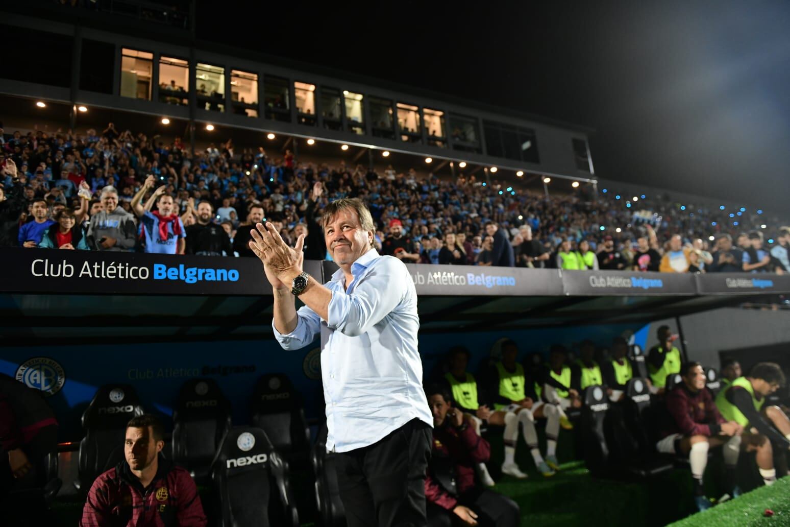 Ricardo Zielinski, entrenador de Lanús, ovacionado por la hinchada de Belgrano. (La Voz)