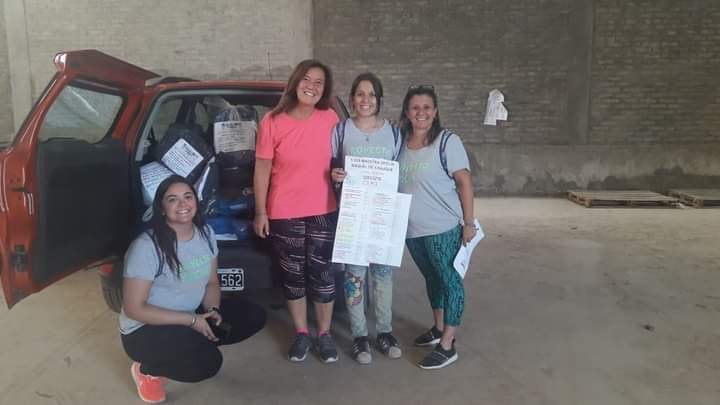 Miembros del proyecto, durante la entrega de mochilas a directivos de las escuelas participantes.