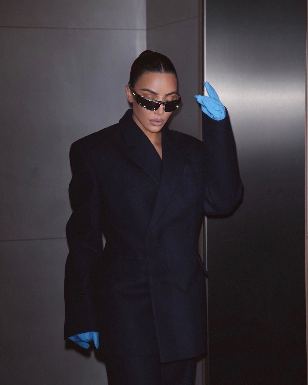 Kim Kardashian luciendo un total black formal.