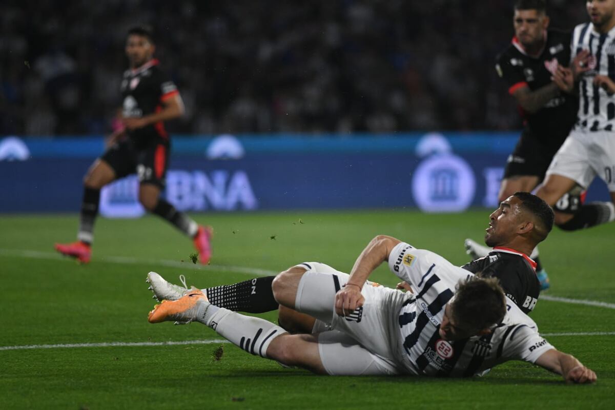 Video: el penal que habían cobrado para Talleres ante Instituto y el VAR desactivó
