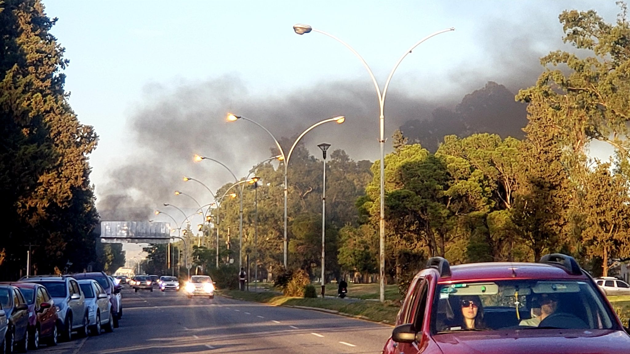 Las llamas de la protesta se divisan desde diversos sectores de la ciudad.