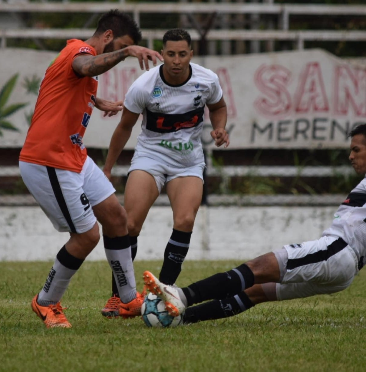 En el primer partido de fútbol que tuvo público en Argentina, el local Altos Hornos Zapla derrotó por 4 a 1 a Atlético Cuyaya, en Jujuy.