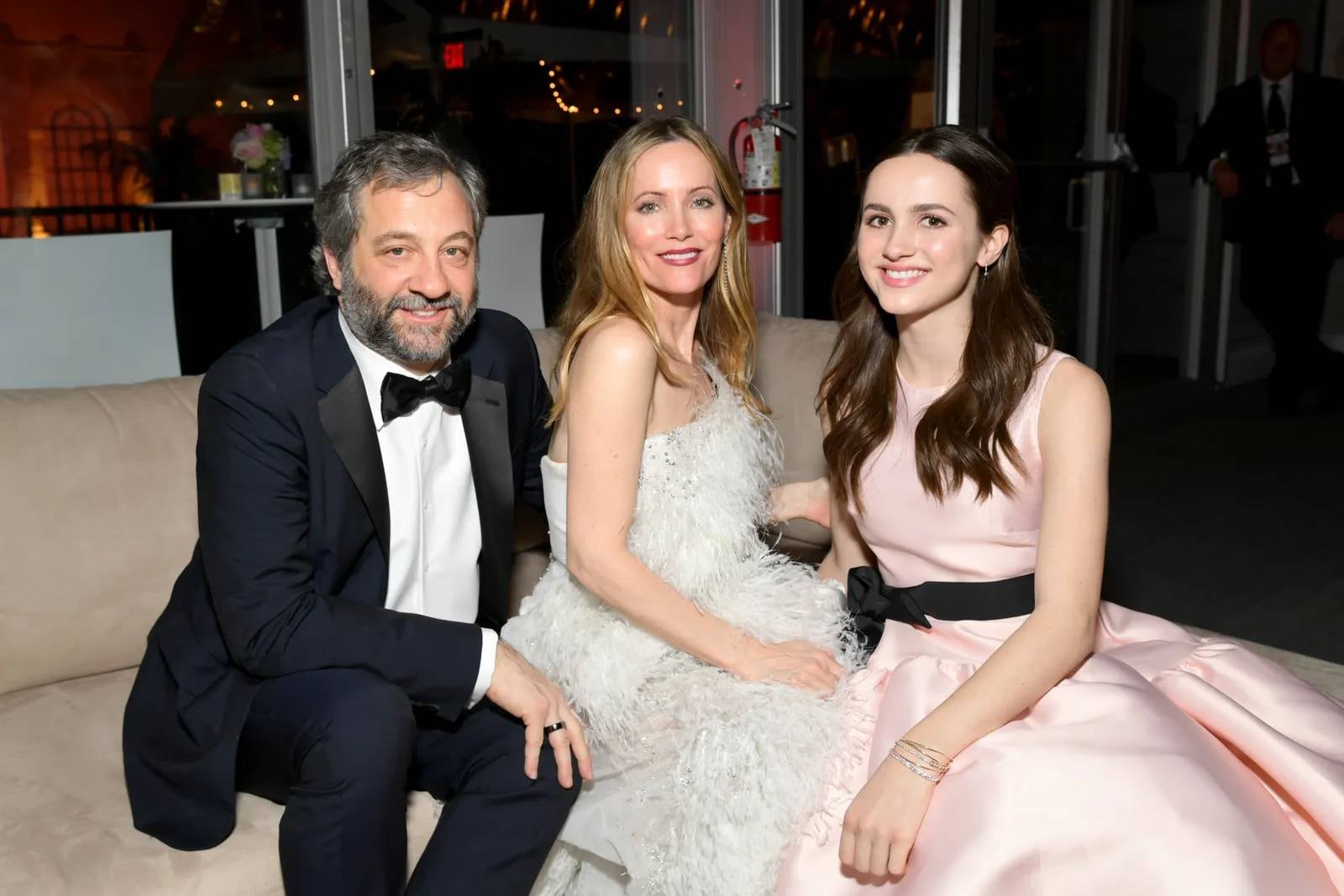 Maude junto a sus padres Judd Apatow y Leslie Mann.