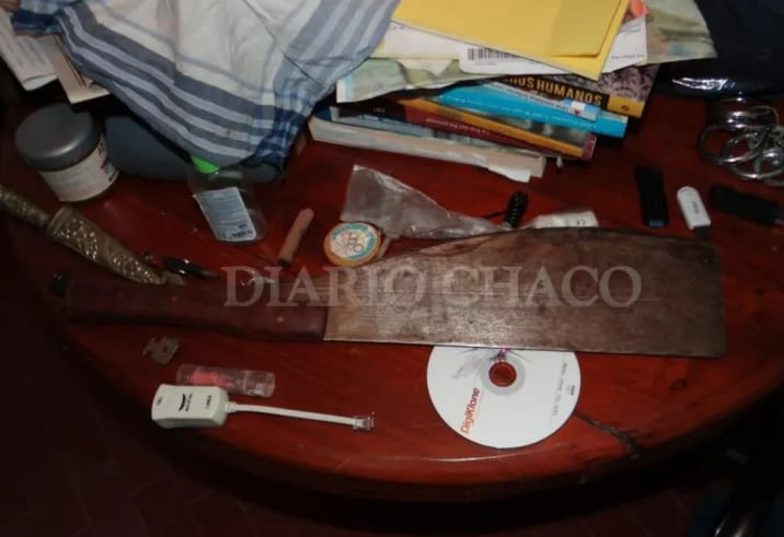 El machete secuestrado de la casa de los Sena, imputados por el femicidio de Cecilia Strzyzowski.