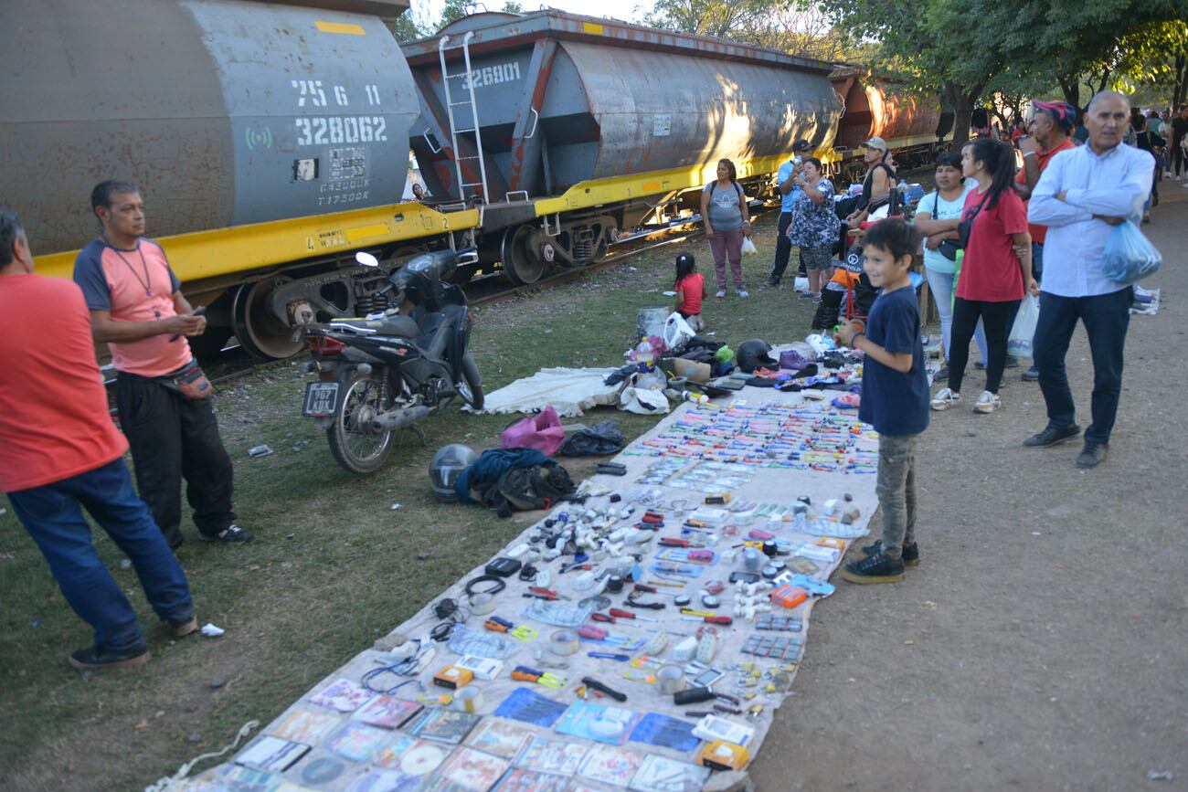 La feria de la Bulnes funciona todos los fines de semana y feriados alrededor de las vías del tren.