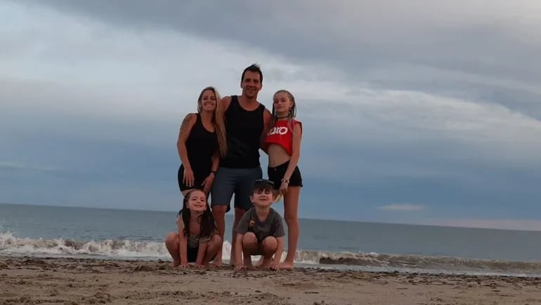 Franca y Martín con sus hijos, la familia ganadora del Campeonato Nacional de Asadores a la Estaca.