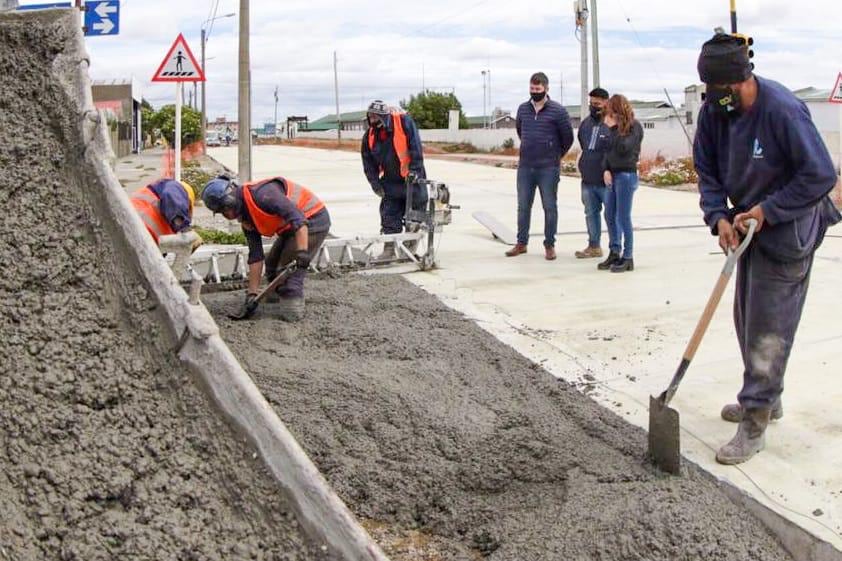 El Intendente Martín Perez recorrió los avances de la obra en la calle Thorne.