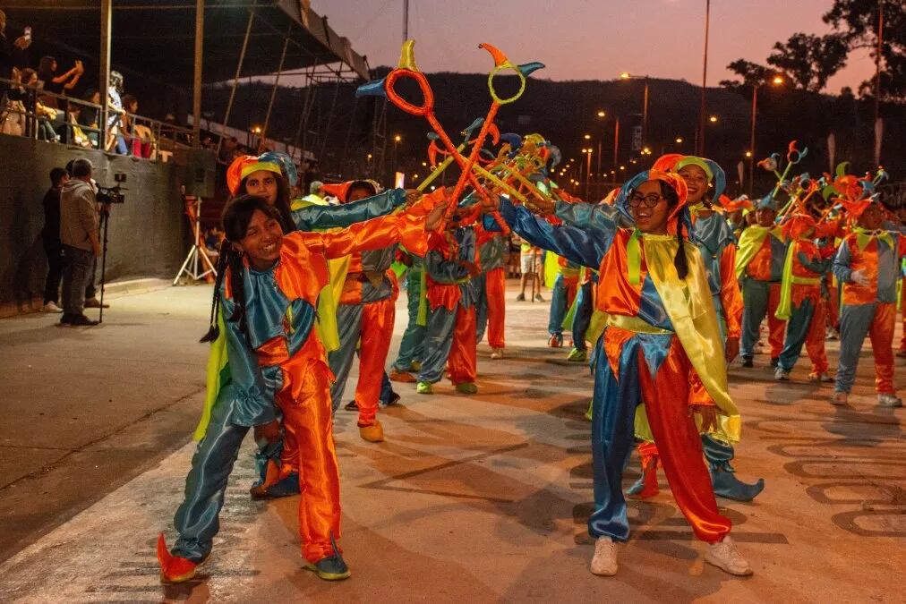 La singular alegría de los "diablos carnavaleros" de Jujuy, en la temática "Fiestas culturales del mundo" propuesta por el EAP FNE para el desfile "Bienvenida Primavera".