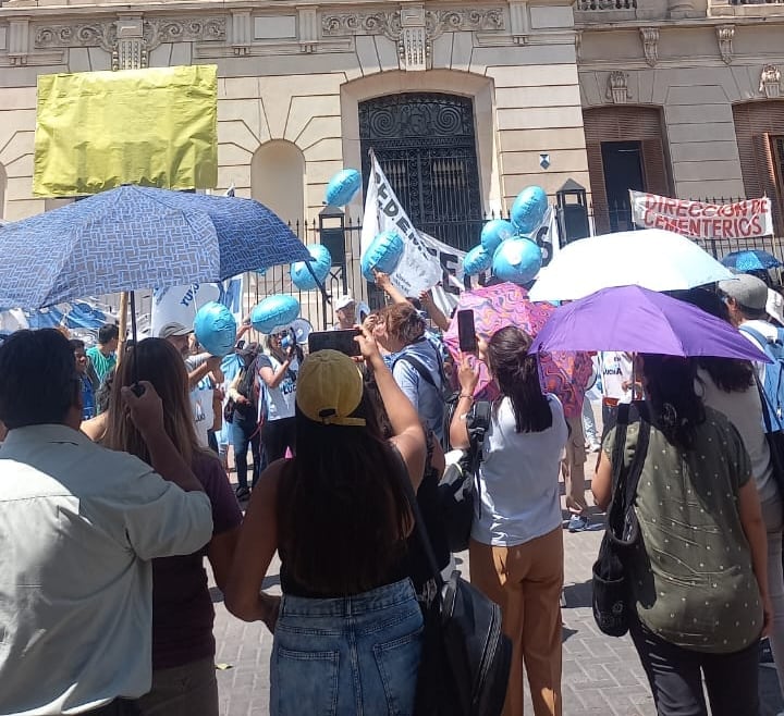 La marcha de los trabajadores estatales de este martes pasó por las Puertas de la Casa de Gobierno.