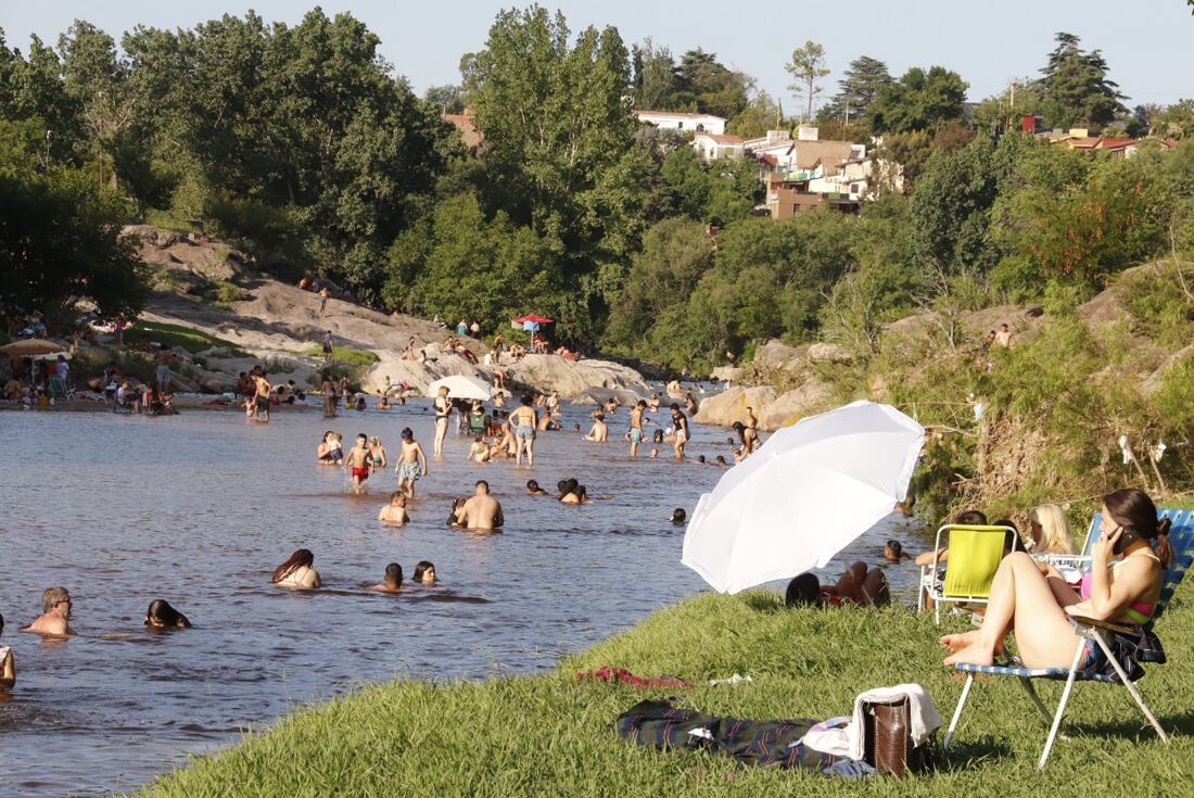 Vacaciones con altas temperaturas en el comienzo del verano. Balneario El Fantasio Carlos Paz. Foto Yanina Bouche