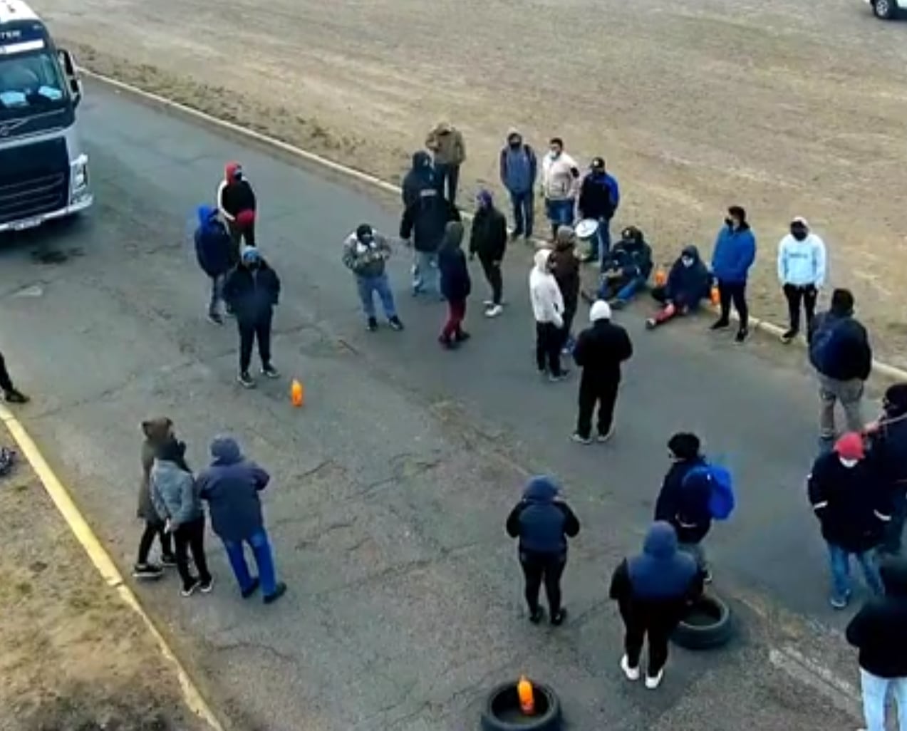 La ruta nacional 3, acceso norte a Caleta Olivia, fue cortada en horas de la mañana.