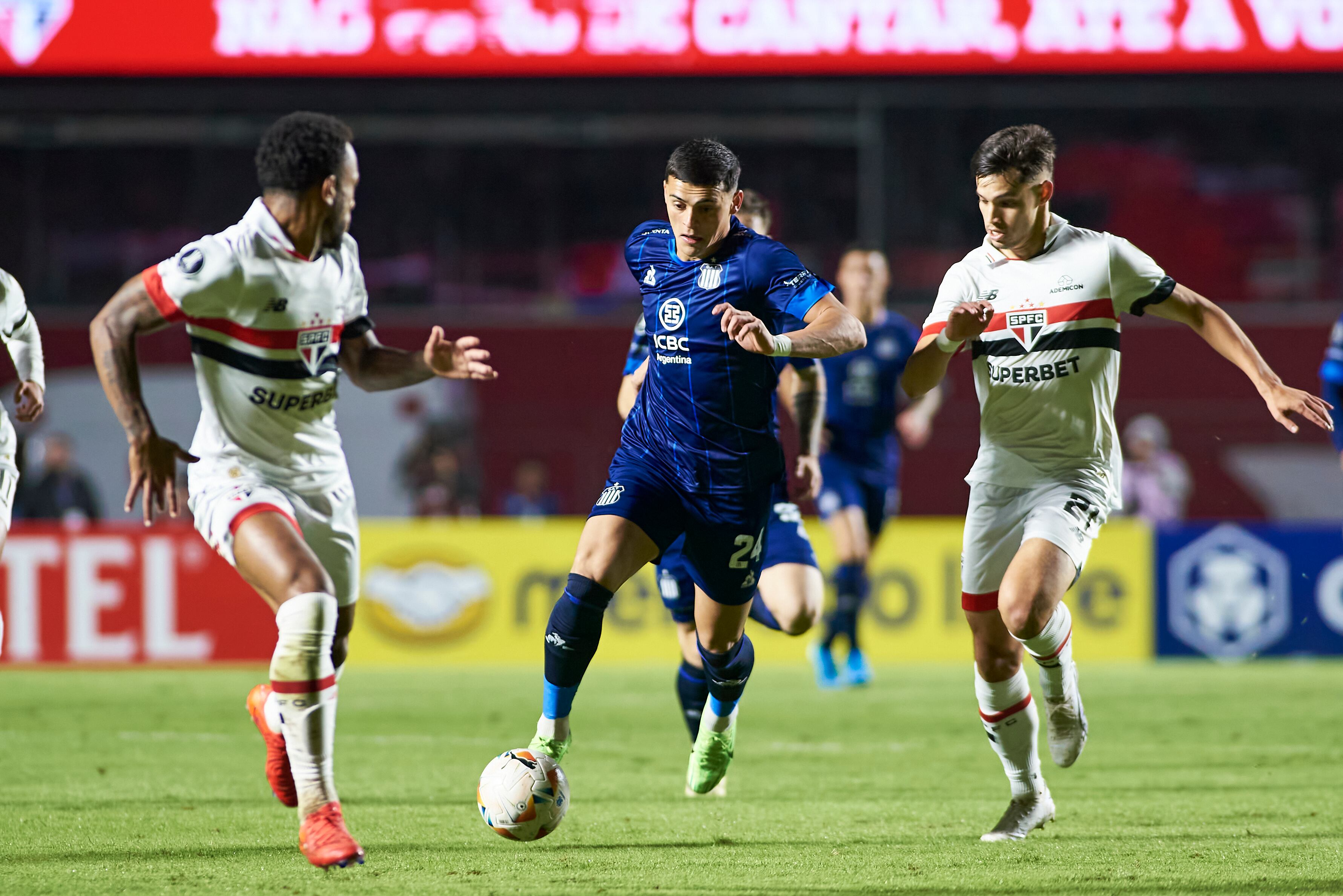 Ramón Sosa, delantero de Talleres, en el partido ante Sao Paulo por la Copa Libertadores, en Brasil. (Prensa Talleres)