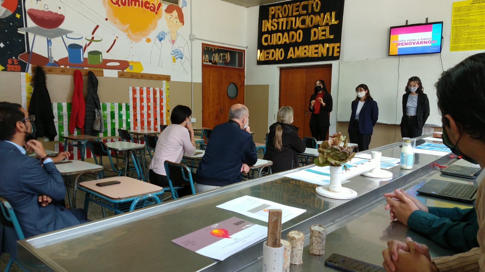 Estudiantes de 7º año de la orientación Técnico Químico junto a la docente Silvina Vizgarra