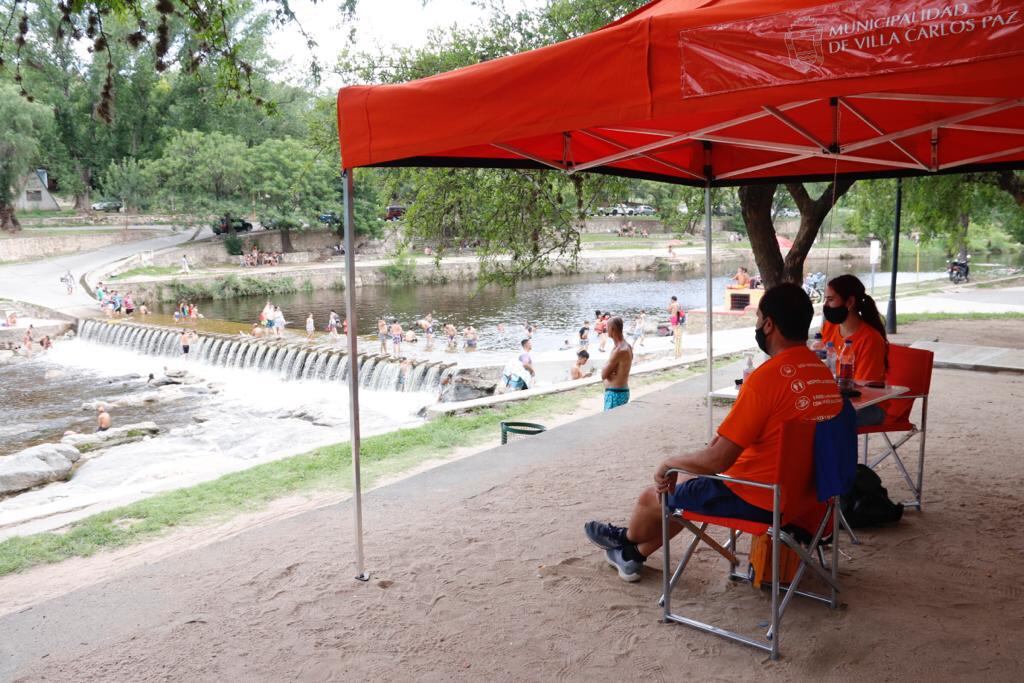 En uno de los balnearios de Carlos Paz. Uno de los quince puestos informativos dispuestos en la ciudad desde el inicio de la temporada de verano.