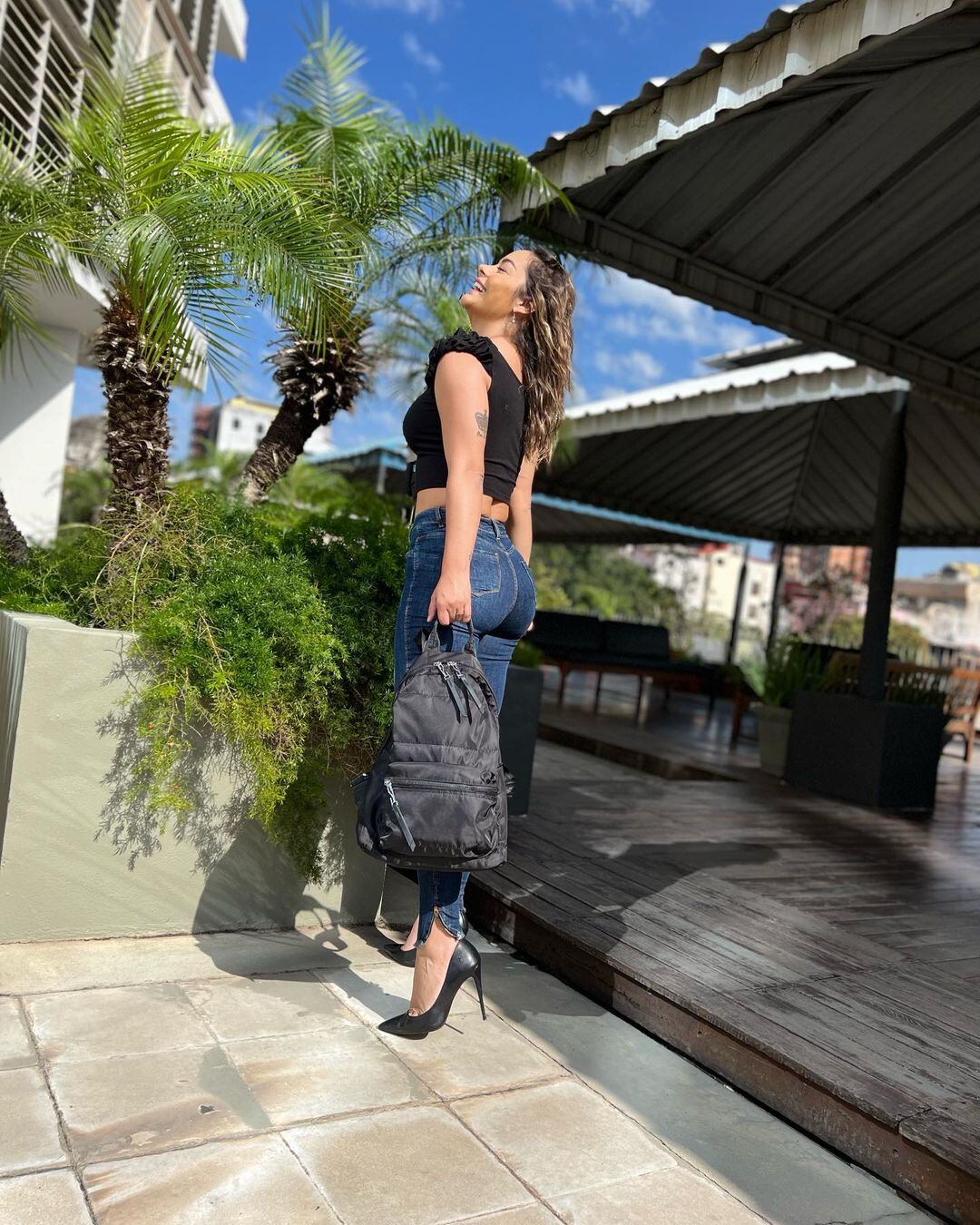 Larissa Riquelme se puso los tacones y conquistó corazones con un increíble look estilo casual.