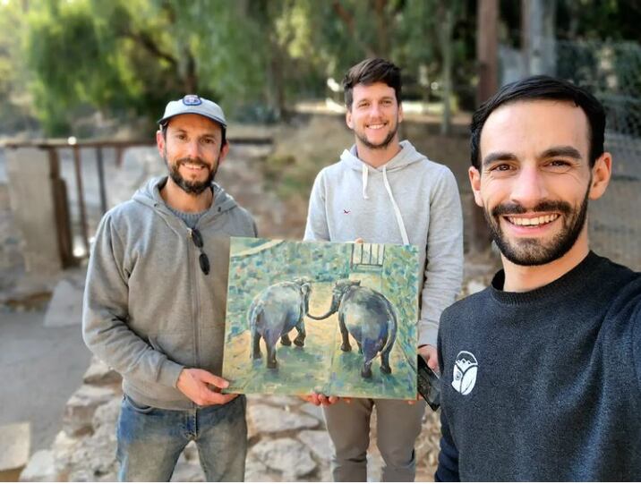 El artista Francisco Atencio entregándole el cuadro "Pocha y Guillermina" al director del Ecoparque Ignacio Haudet