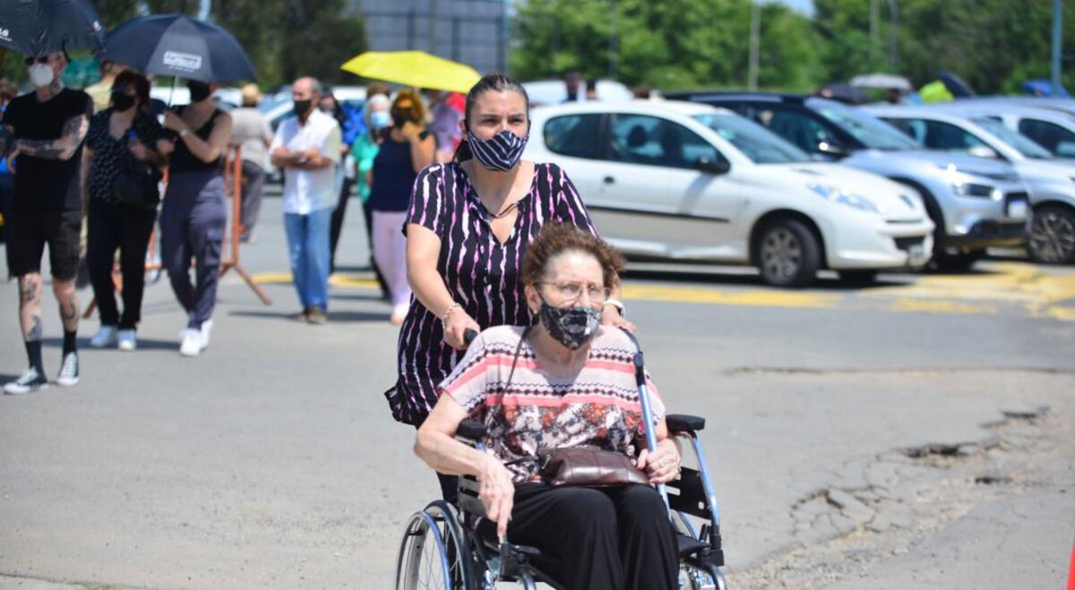 Al rayo del sol: largas colas para la vacunación a mayores en Córdoba