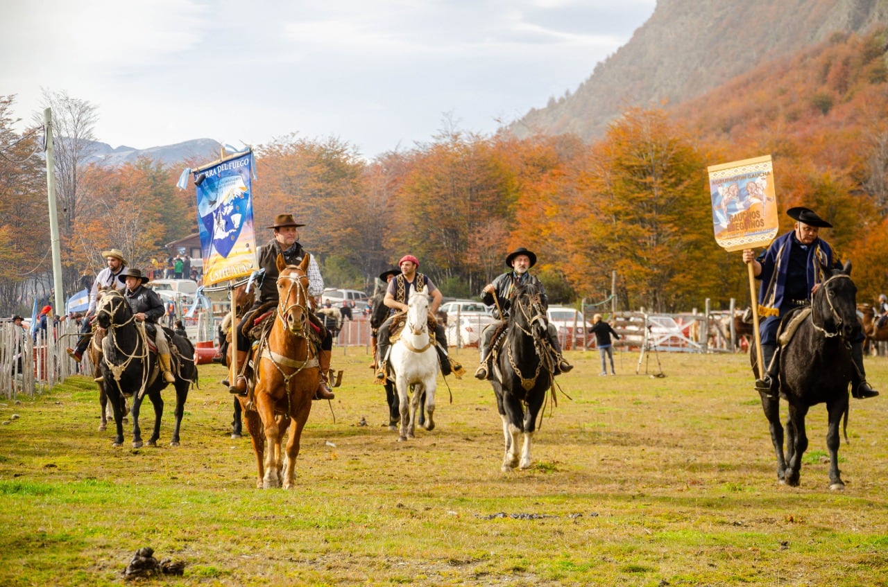 La Asociación Tradicionalista de Doma y Folklore de Ushuaia junto a la Agrupación de Gauchos Fueguinos de Río Grande, adeptos tradicionalistas y jinetes, demostraron destrezas criollas montando diversas razas de equinos.