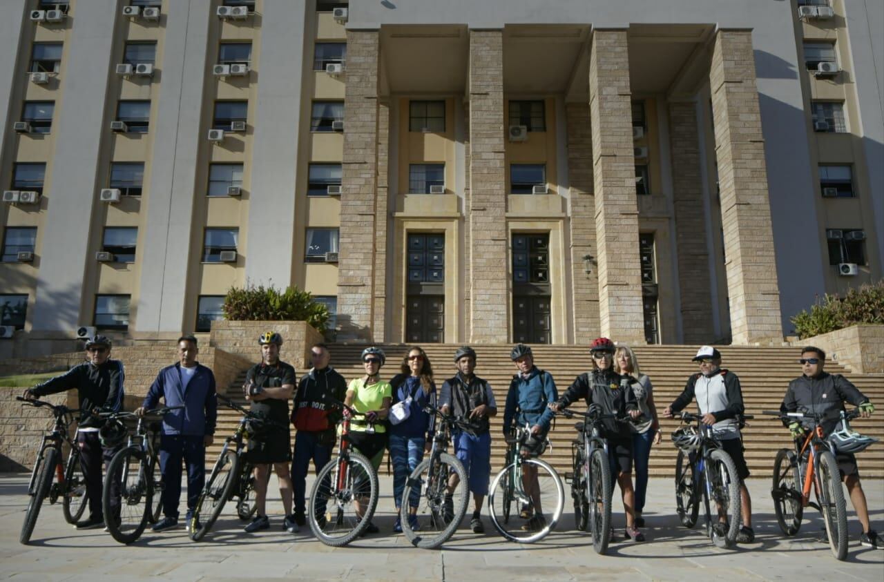 Amigos de Emiliano Fernández, ciclista asesinado la semana pasada se manifestaron en la Casa de Gobierno para pedir mejoras y seguridad en las calles.