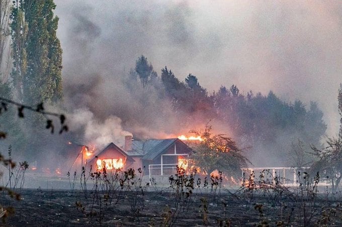 Las llamas y el incesante humo, sumado a la falta de lluvias y los vientos, dificultan el trabajo de los brigadistas en la zona.