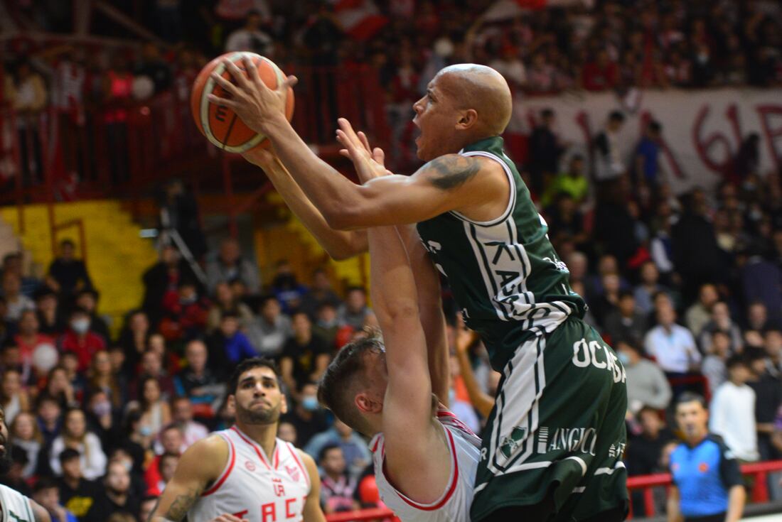 Guillermo Díaz, de los mejores de Atenas, con todo en el clásico ante Instituto (foto Javier Ferreyra).