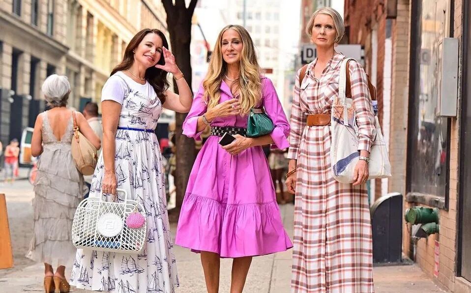 Sarah Jessica Parker junto a sus compañeras en el set de And Just Like That, spin off de Sex and the city.