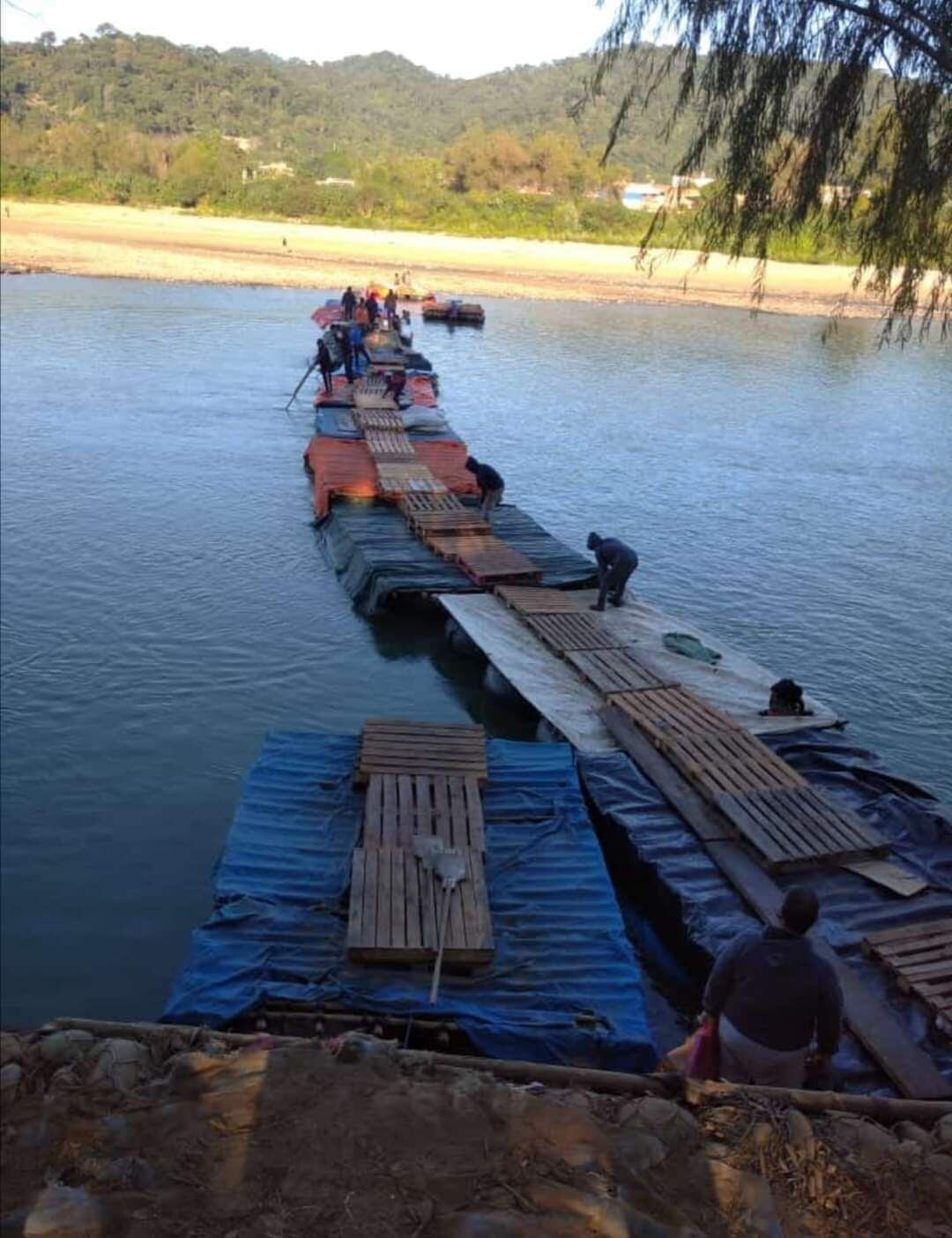 Puente de gomones en la frontera argentino boliviana