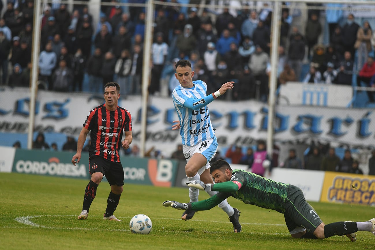 Racing derrotó Patronato por 1 a 0 en el Miguel Sancho ( Ramiro Pereyra/ La Voz)