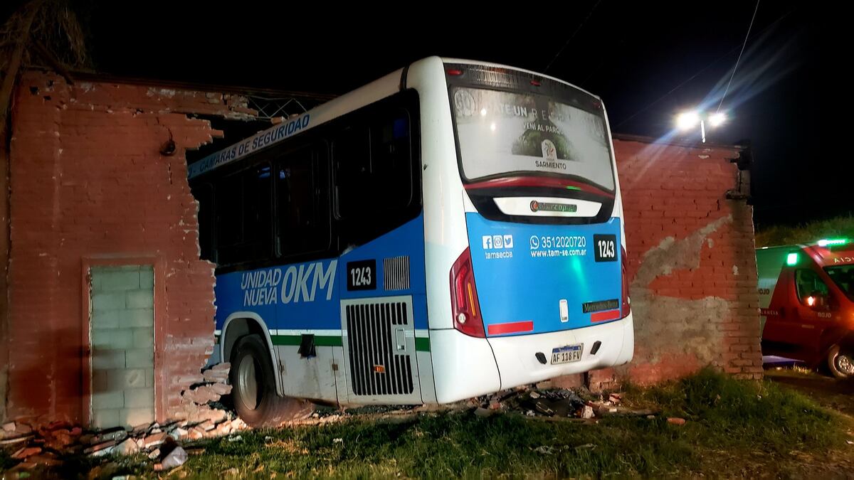 Video impactante: el chofer se durmió y un colectivo se incrustó en un taller y dañó una casa en Córdoba