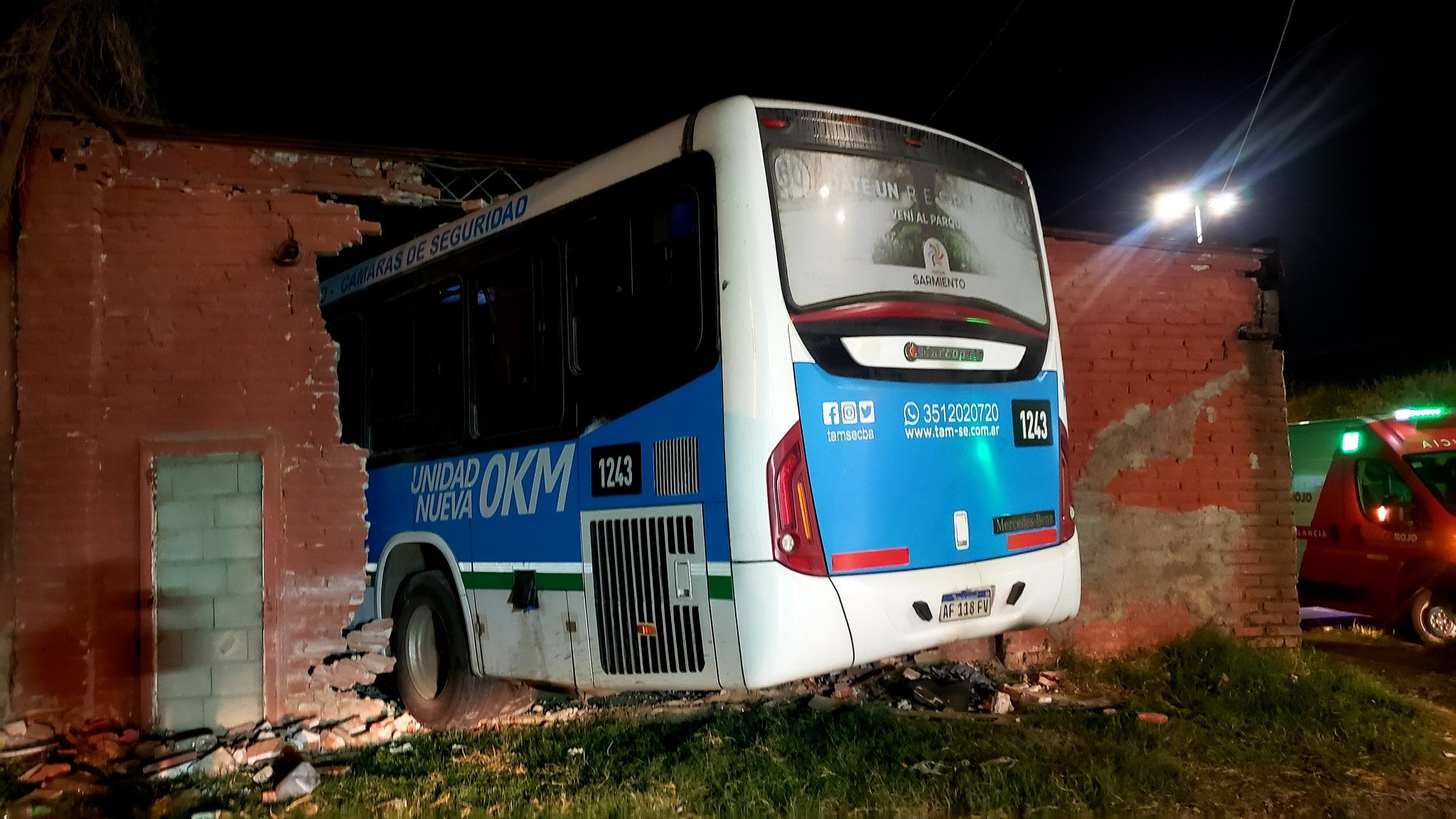 La unidad se incrustó dentro de un taller en la avenida Armada Argentina en Córdoba.