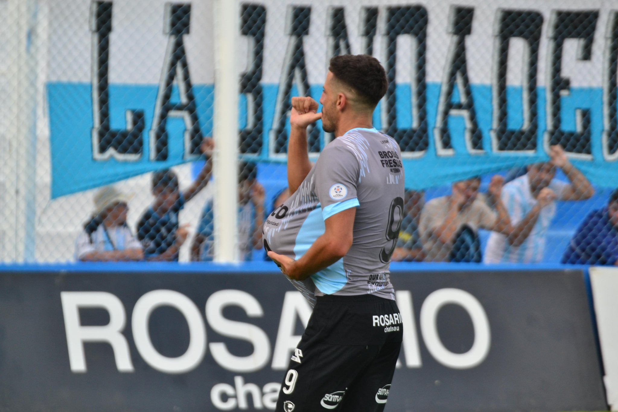 Pablo Chavarría y su primer gol en Racing, para el contundente 3-0 sobre Arsenal.