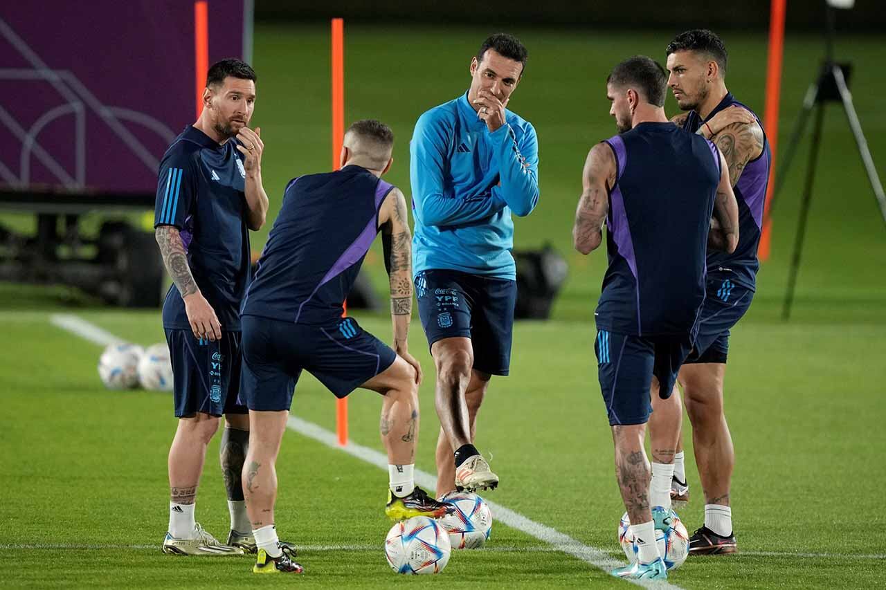 Scaloni, Messi y compañía, "craneando" el duelo.